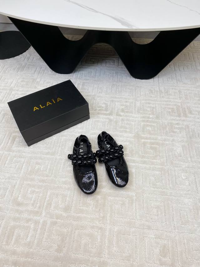 出厂 Alaia｜阿莱亚经典复古珠珠玛丽珍鞋 满满的少女风 既摩登又复古的味道 非常的简约大气 不管是半身裙 连衣裙还是牛仔裤 它都能成为点睛之笔！ Go 材质
